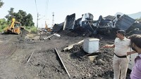 Beberapa kereta telah dialihkan ke rute yang berbeda sementara beberapa lainnnya telah dihentikan sebagian karena gangguan tersebut.