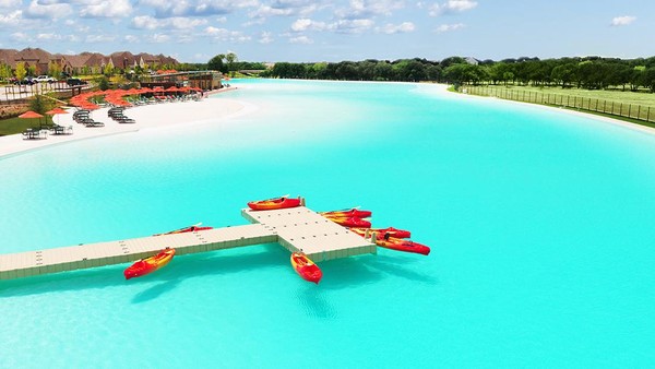 Diposisi ke-7 ada The Lagoon at Windsong Ranch yang berloaksi di Texas, Amerika Serikat. Kolam ini memiliki luas mencapai 20.230 meter persegi. Dok. windsongranchliving.com Diposisi ke-7 ada The Lagoon at Windsong Ranch yang berloaksi di Texas, Amerika Serikat. Kolam ini memiliki luas mencapai 20.230 meter persegi. Dok. windsongranchliving.com