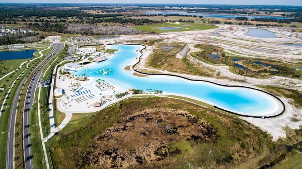 Berikutnya, posisi ke-4 dari Wesley Chapel, Florida, Amerika Serikat, ada kolam dengan luas 30.540 meter persegi bernama The Lagoon at Epperson. Dok. bestinamericaliving.com