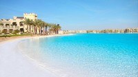 Nah, diposisi pertama dipegang oleh kolam renang raksasa dari Sharm El Sheikh, Mesir, bernama Citystars Sharm El Sheikh. Kolam terbesar di dunia ini memiliki luas hingga 96.800 meter persegi. Dok. latteluxurynews.com