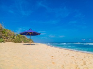 Pantai Nunggalan, Surga Tersembunyi di Balik Tebing