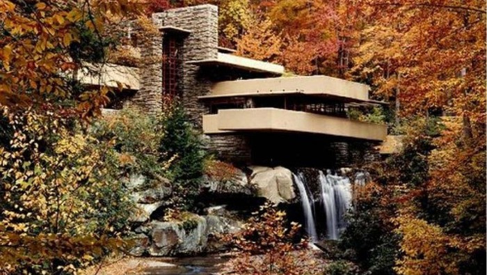 Adeeem, Mau Punya Rumah di Atas Air Terjun Kayak Gini? Sebuah rumah di kawasan Mill Run, Pennsylvania, Amerika Serikat, memiliki posisi yang unik. Rumah tersebut berada di kawasan cagar alam yang asri.