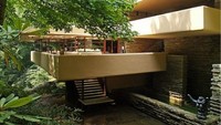 Selain itu rumah tersebut juga memiliki teras yang dibuat dengan material beton. Namun Wright sendiri sebelumnya tak pernah menggunakan bahan tersebut.