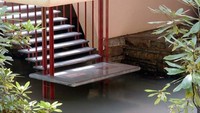 Sementara ruangan lainnya, menampilkan suasana sederhana dengan material kayu dan batuan alami di bagian dindingnya.