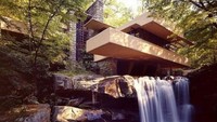 Rumah dengan arsitektur modern tersebut didesain oleh arsitektur kenamaan Frank Lloyd Wright atas permintaan klien bernama Edgar Kaufmann.
