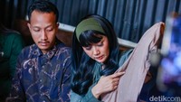 Aida membantah jika dirinya memukul lebih dulu dan menunjukkan bukti yang ada ada baju miliknya. Pool/Palevi S/detikFoto.