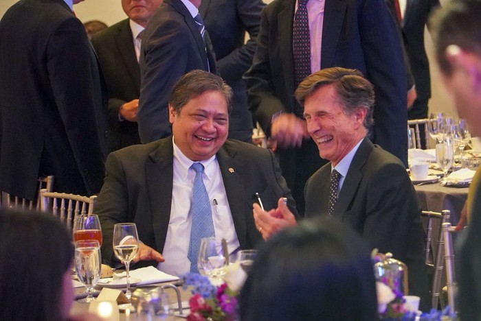 Airlangga dan Co-Chair USINDO Robert Blake