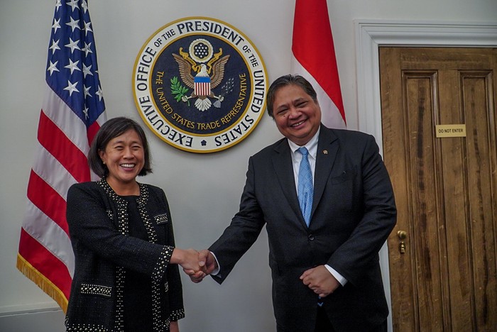 Airlangga dan Katherine Tai