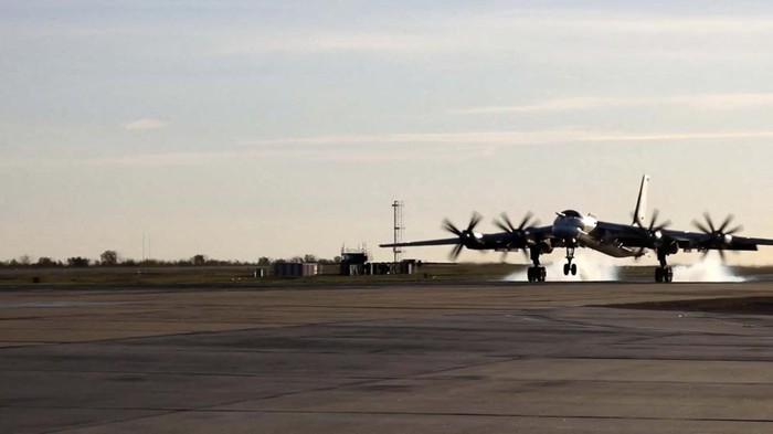 Aksi Pesawat Pengebom Rusia Tu-95MS Saat Latihan Militer Rusia menggelar latihan militer di tengah meningkatnya ketegangan dengan Barat terkait konflik di Ukraina. Pesawat pengebom Tu-95MS juga dilibatkan dalam latihan.