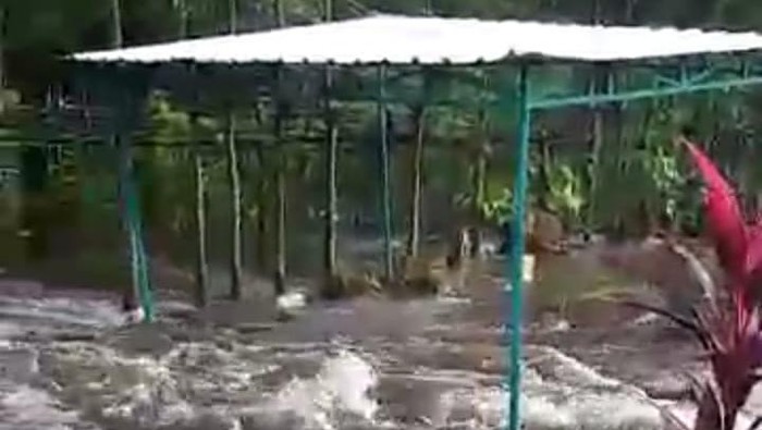 Aliran banjir bandang Sungai Kaliboto yang menerjang TPU Padangan Tulungagung