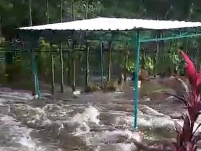 Aliran banjir bandang Sungai Kaliboto yang menerjang TPU Padangan Tulungagung