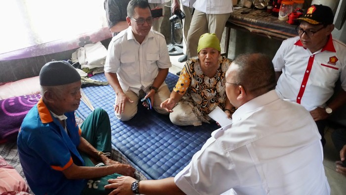 Andre Bantu Pengobatan Warga