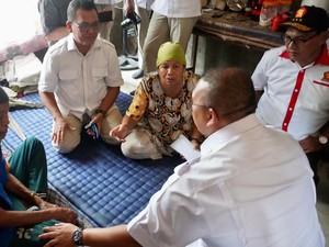 Andre Rosiade Bantu Pengobatan Penderita Kelenjar Getah di Padang Pariaman