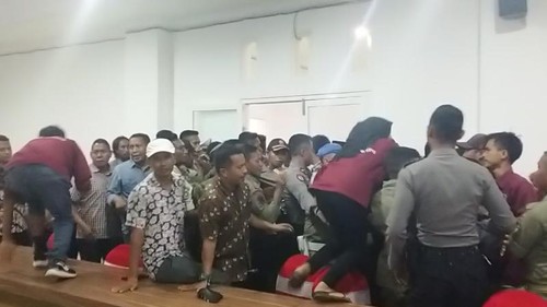 Anggota LSM LERA mengamuk saat bertemu Asisten 1 Setda Dompu di Ruang Rapat Bupati Dompu, NTB, Kamis (27/10/2022).