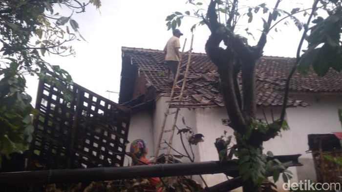 Puting beliung melanda Pasuruan, Jawa Timur. Banyak rumah warga yang mengalami kerusakan akibat diterjang puting beliung sejak Selasa (25/10/2022).