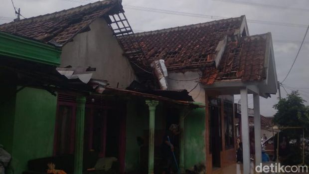 Puting beliung melanda Pasuruan, Jawa Timur. Banyak rumah warga yang mengalami kerusakan akibat diterjang puting beliung sejak Selasa (25/10/2022).