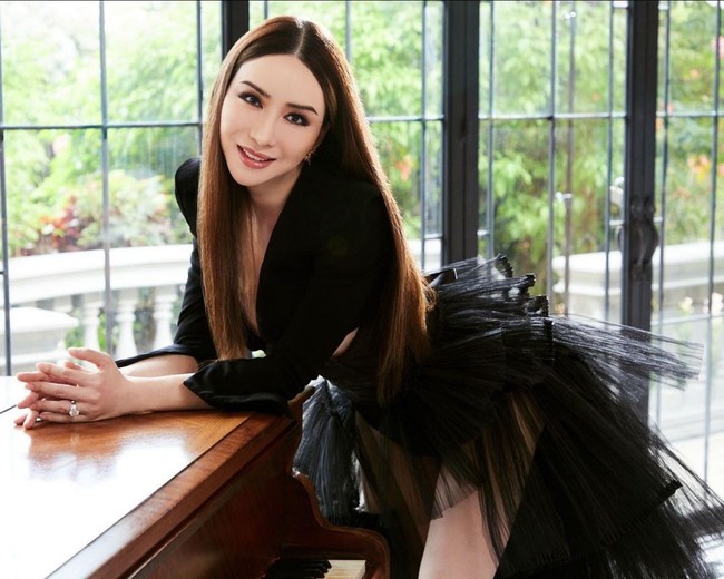 Anne yang saat ini menjabat sebagai CEO JKN Global Group menjadi orang Asia pertama pemilik Miss Universe Organization. Foto: Instagram/@annejkn.official