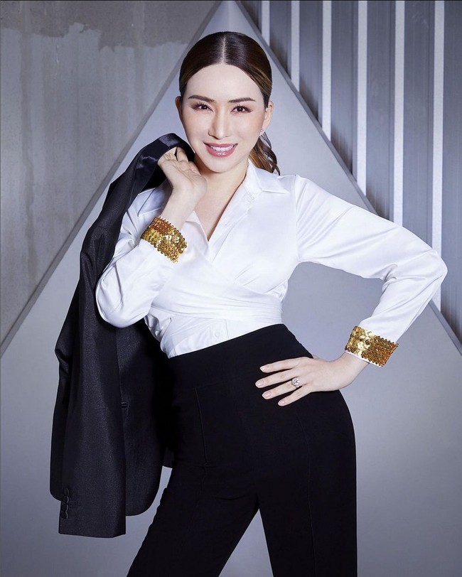 Pengusaha transgender bernama Anne Jakapong Jakrajutatip mengakuisisi Miss Univerze Organization dan 100 persen memegang kepemilikan brand tersebut. Foto: Instagram/@annejkn.official