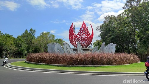 Apa Itu KTT G20? KTT G20 ramai dibicarakan jelang pelaksanaannya pada bulan November mendatang. Ini adalah monumen G20 di Bali, Indonesia.