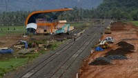 Para pekerja menyelesaikan tahap pembangunan rel kereta. Proyek rel kereta api api ini dibangun sepanjang 144 kilometer.