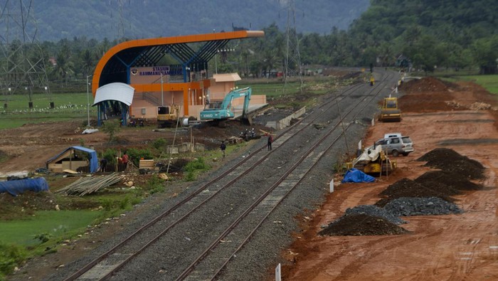 Apa Kabar Proyek Kereta Pertama Sulawesi? Ini Potret Terbarunya Para pekerja menyelesaikan tahap pembangunan rel kereta. Proyek rel kereta api api ini dibangun sepanjang 144 kilometer.