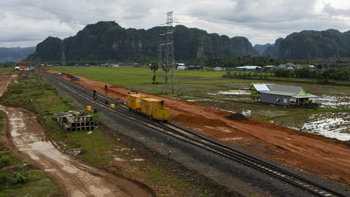 Suasana proyek pembangunan rel kereta api Makassar-Pare Pare di Kabupaten Maros, Sulawesi Selatan, Kamis (27/10/2022). Pembangunan ini merupakan salah satu proyek prioritas strategis Rencana Pembangunan Menengah Nasional (RPJMN) 2020-2024.