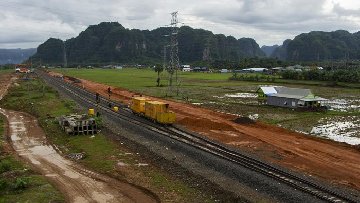 Apa Kabar Proyek Kereta Pertama Sulawesi? Ini Potret Terbarunya Suasana proyek pembangunan rel kereta api Makassar-Pare Pare di Kabupaten Maros, Sulawesi Selatan, Kamis (27/10/2022). Pembangunan ini merupakan salah satu proyek prioritas strategis Rencana Pembangunan Menengah Nasional (RPJMN) 2020-2024.