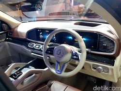 Interior Mercedes-Maybach GLS dilengkapi dengan MBUX Assistant. Foto: Ridwan Arifin