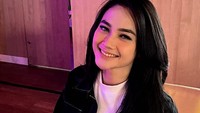 Pelantun lagu Jangan Ganggu ini dikabarkan menghajar penonton karena diduga melecehkannya. Sosoknya juga suka mengunggah momen kuliner seru, salah satunya saat ngopi. Foto: Instagram @arlidaputrii