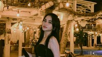 Tak hanya ngopi saja, tapi Arlida Putri juga suka nongkrong di kafe. Begini pose seksi Arlida ketiak berada di kafe outdoor dengan area outdoor. Foto: Instagram @arlidaputrii
