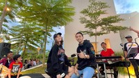 Arlida Putri juga suka manggung di kafe. Potret Arlida dan band tampak keren manggung di kafe outdoor yang asri. Foto: Instagram @arlidaputrii