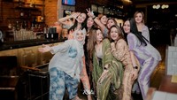 Kompaknya Arlida Putri bersama teman geng ketika berada di resto bar. Mereka tampak cantik dengan tema pakaian yang mirip. Foto: Instagram @arlidaputrii