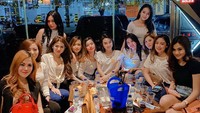 Kumpul bersama teman-temannya, Arlida tampak seru menikmati makan sambil menikmsti kopi Foto: Instagram @arlidaputrii