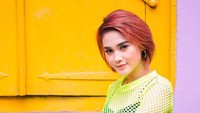 Arlida pernah berpose keren sambil mengulek cabe. Tampaknya, penyanyi dangdut ini juga suka makan pedas. Foto: Instagram @arlidaputrii