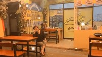 Arlida juga memiliki rumah makan bebek goreng di Jawa Timur. Ini momennya saat rumah makan itu baru saja buka. Foto: Instagram @arlidaputrii