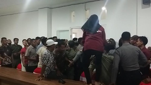 Suasana gaduh saat dialog antara anggota LSM LERA dengan asisten 1 Setda Dompu di ruang rapat Bupati Dompu