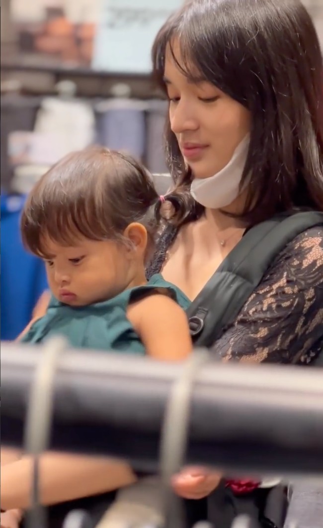 Begini penampilan Asmara saat digendong ibunya, Jeanneta Sanfadelia. Penampilan Admara sukses bikin gemas dengan pipi tembam dan rambutnya yang diikat dua. Foto: Instagram/@kuyentertainment