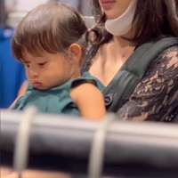 Begini penampilan Asmara saat digendong ibunya, Jeanneta Sanfadelia. Penampilan Admara sukses bikin gemas dengan pipi tembam dan rambutnya yang diikat dua. Foto: Instagram/@kuyentertainment