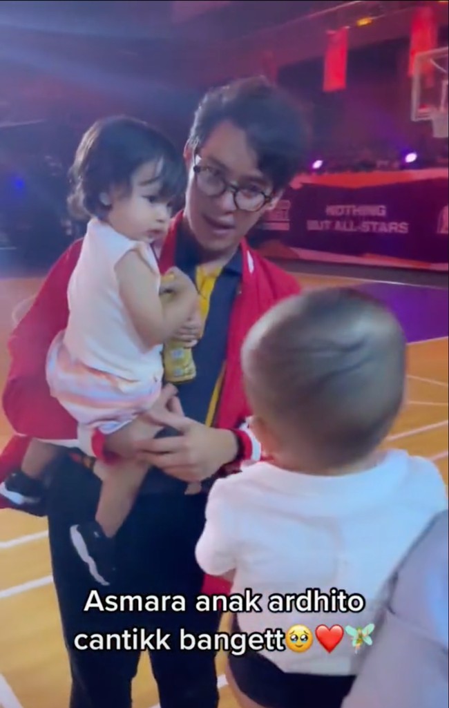 Putri kecil Ardhito itu pun terlihat sempat berkenalan dengan putra kedua Raffi dan Nagita, Rayyanza. Sambil digendong Ardhito, Asmara terlihat menggemaskan dengan rambut pendeknya. Foto: TikTok/@vionyamarthaa