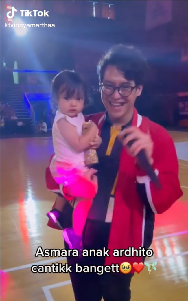 Sebelumnya Ardhito Pramono juga sempat mengajak putrinya hadir ke sebuah acara. Video Ardhito yang menggendong anaknya itu kemudian diunggah ke akun TikTok oleh salah seorang netizen. Foto: TikTok/@vionyamarthaa