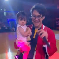 Sebelumnya Ardhito Pramono juga sempat mengajak putrinya hadir ke sebuah acara. Video Ardhito yang menggendong anaknya itu kemudian diunggah ke akun TikTok oleh salah seorang netizen. Foto: TikTok/@vionyamarthaa