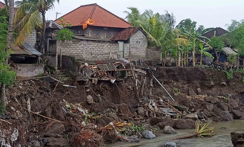 Bagian belakang rumah warga di pinggir sungai di wilayah Banjar Dinas Kelod, Desa Bugbug, Karangasem, tergerus air sungai, Kamis (27/10/2022).