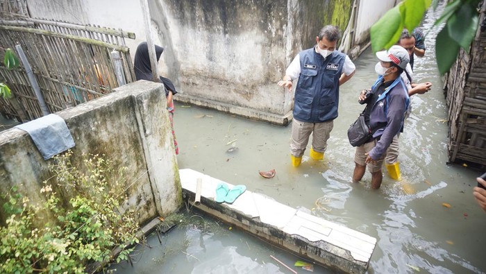 Bahaya! Banjir di Tulungagung Bercampur Limbah Industri Warga menunjukkan kepiting mati di genangan air yang tercemar limbah industri di Desa Sidorejo, Tulungagung, Jawa Timur, Kamis (27/10/2022). Genangan air yang merendam ratusan rumah di tiga desa itu berwarna cokelat keruh, mengeluarkan bau menyengat, menimbulkan efek gatal pada kulit dan memiliki suhu hangat disebabkan tercampur limbah buangan dari ketel PG Modjopanggoong. ANTARA FOTO/Destyan Sujarwoko/rwa.