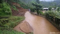 Proses pembersihan masih berlangsung, namun debit sungai berangsur turun. Foto: Vandi Romadhon/detikJateng