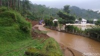 Banjir di Ben Dina Hills dilaporkan terjadi pada Selasa (25/10) karena aliran Sungai Gencol tertimbun longsor, sehingga airnya meluap ke Ben Dina Hills. Foto: Vandi Romadhon/detikJateng