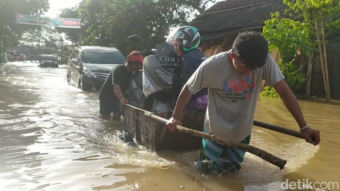 Banjir di Jalan Raya Kalipucang-Pangandaran.