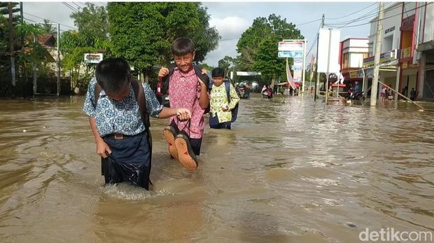 Banjir di Jalan Raya Kalipucang-Pangandaran.