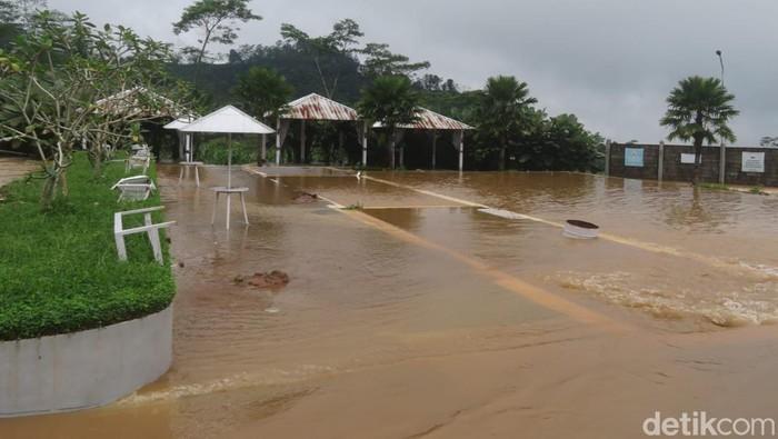 Banjir di wisata Bendina Hills, Purbalingga. Foto diambil pada Rabu (26/10/2022) sekitar pukul 11.00 WIB.