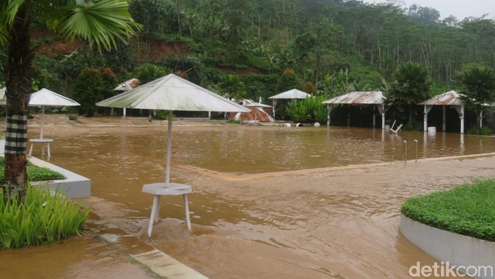 Banjir di wisata Bendina Hills, Purbalingga. Foto diambil pada Rabu (26/10/2022) sekitar pukul 11.00 WIB.