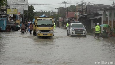 Potret Banjir Majene Sulbar Rendam 2 Kecamatan hingga Jalan Trans Sulawesi